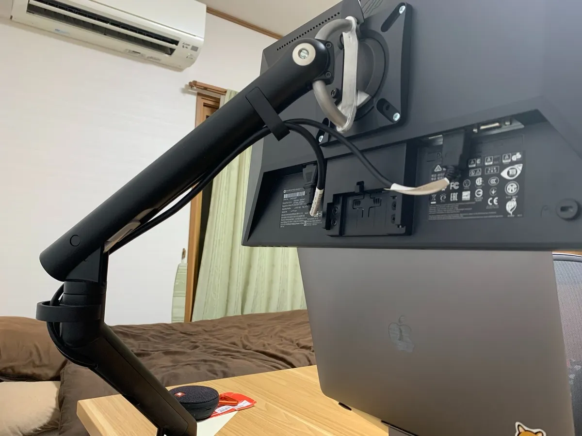 モニターアームの裏側 コードがすっきり収納できる