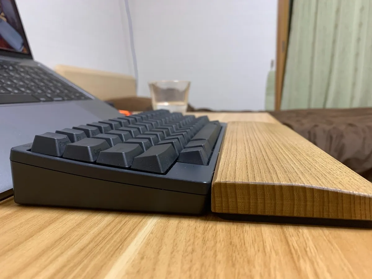パームレストがHHKBと机の段差をカバーしている