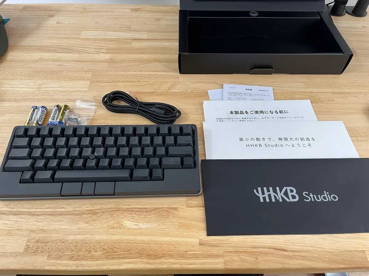 HHKB Studioと同梱品。メッセージカードなども入っており非常に高級感があります